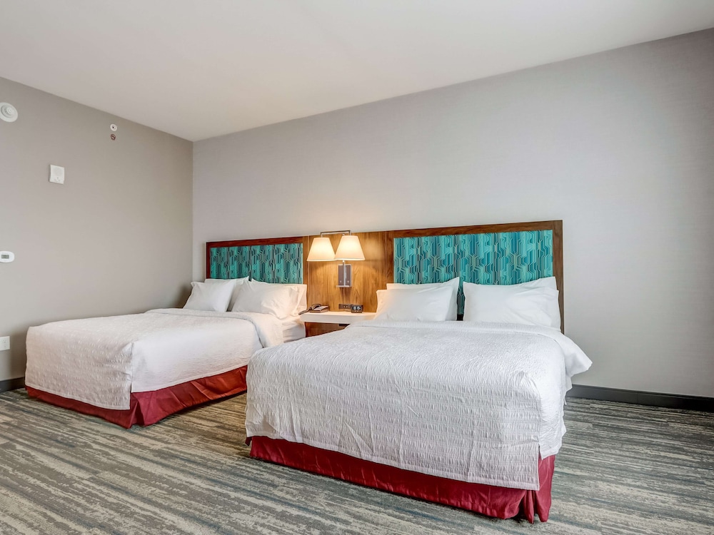 Room, 2 Queen Beds, Accessible, Bathtub (Hearing) - Photo 11