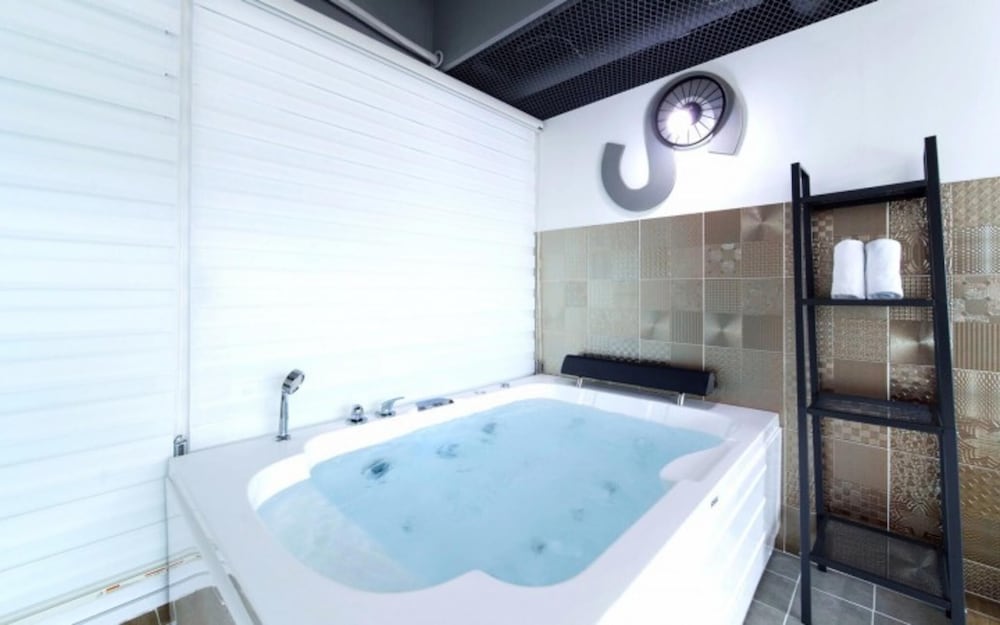 Room (Room 215 (Spa Duplex))