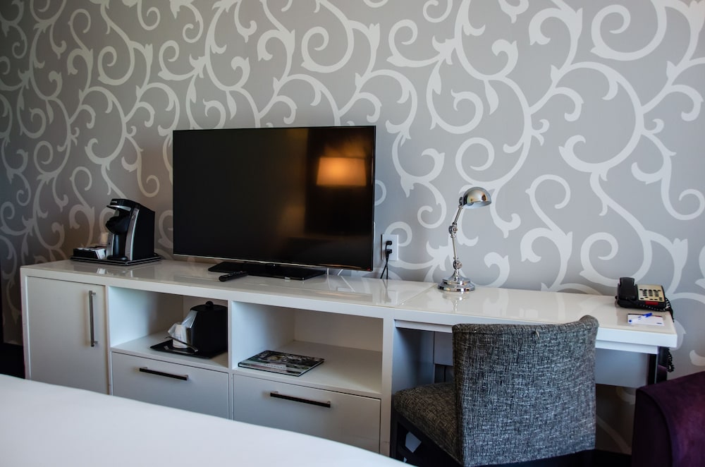 Suite, 1 King Bed, Non Smoking (One-Bedroom) - Photo 3