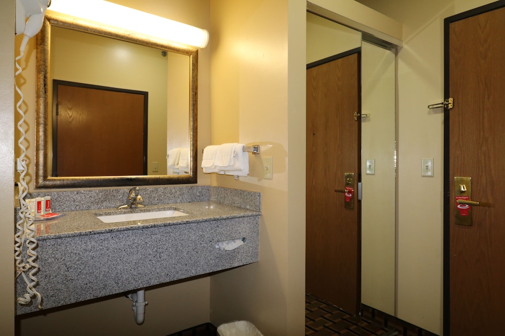 Standard Room, 2 Queen Beds, Non Smoking - Photo 2