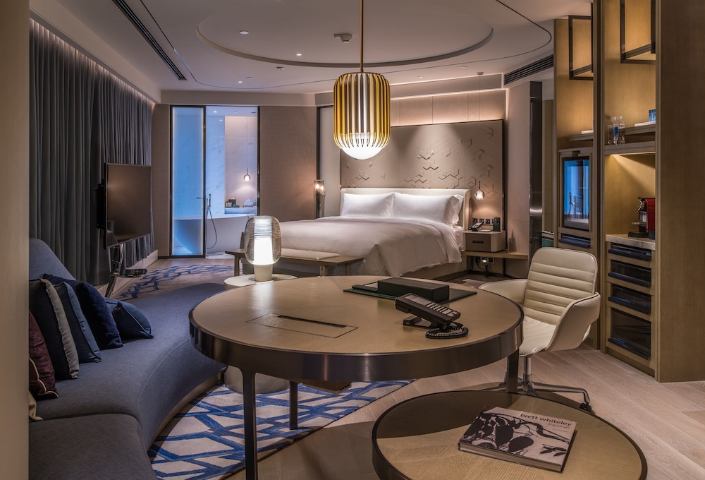 Junior Suite, 1 King Bed, City View thumbnail 6