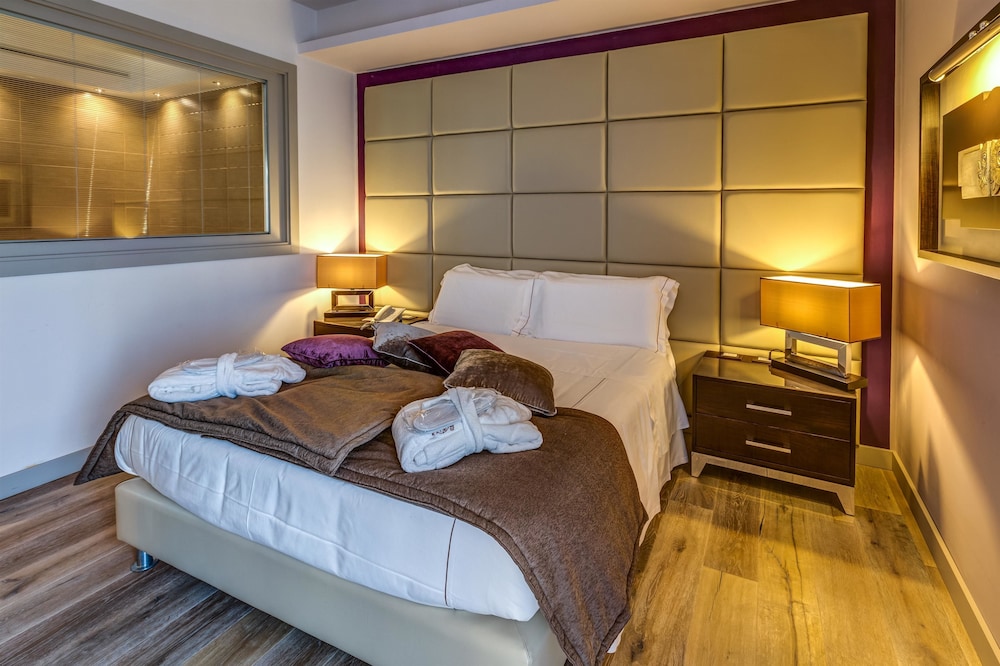 Royal Suite, 1 Queen Bed, Non Smoking, Balcony photo 2
