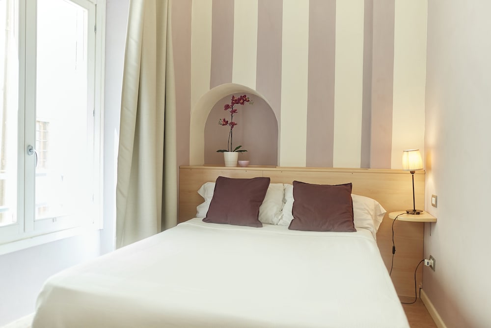 Basic Double Room, 1 Double Bed, Non Smoking (Small Room with External bathroom) photo 1