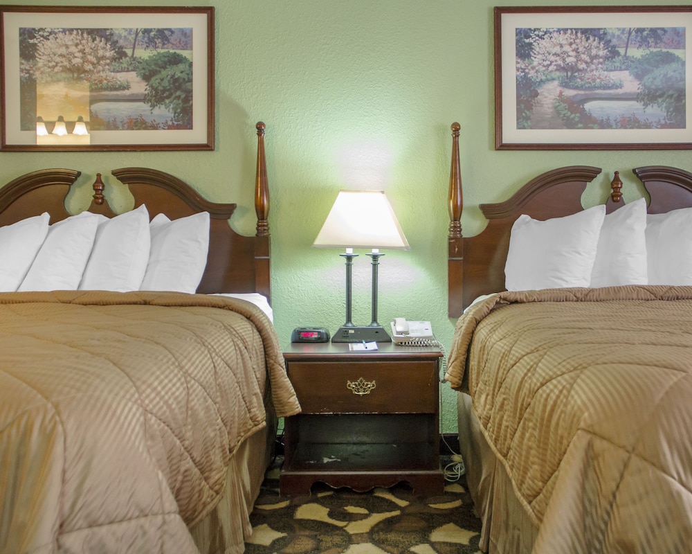 Standard Room, 2 Queen Beds, Non Smoking - Photo 3