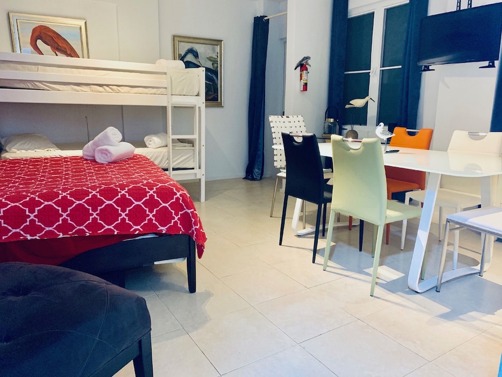VA 1a Romantic Villa / Kitchen / 1 Queen Size Bed & 1 Twin/Twin Bunk Bed, Partial Ocean View, Ocean photo 3
