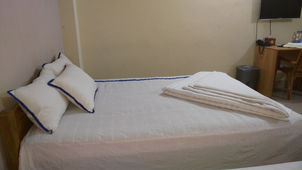 Deluxe Double Room, 1 Queen Bed, Smoking, City View photo 3