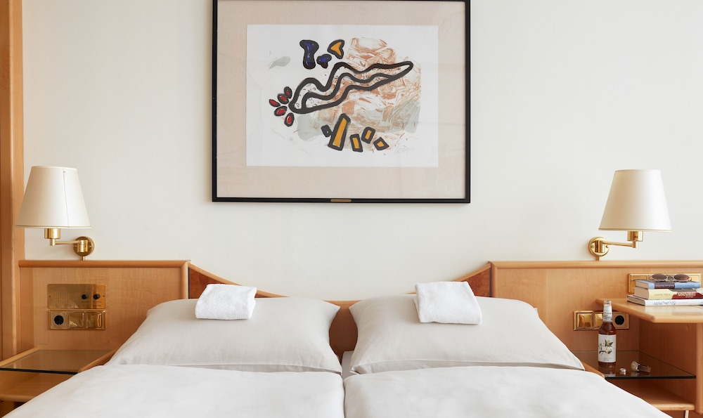Business Double Room, Allergy Friendly (Atrium Facing) photo 2