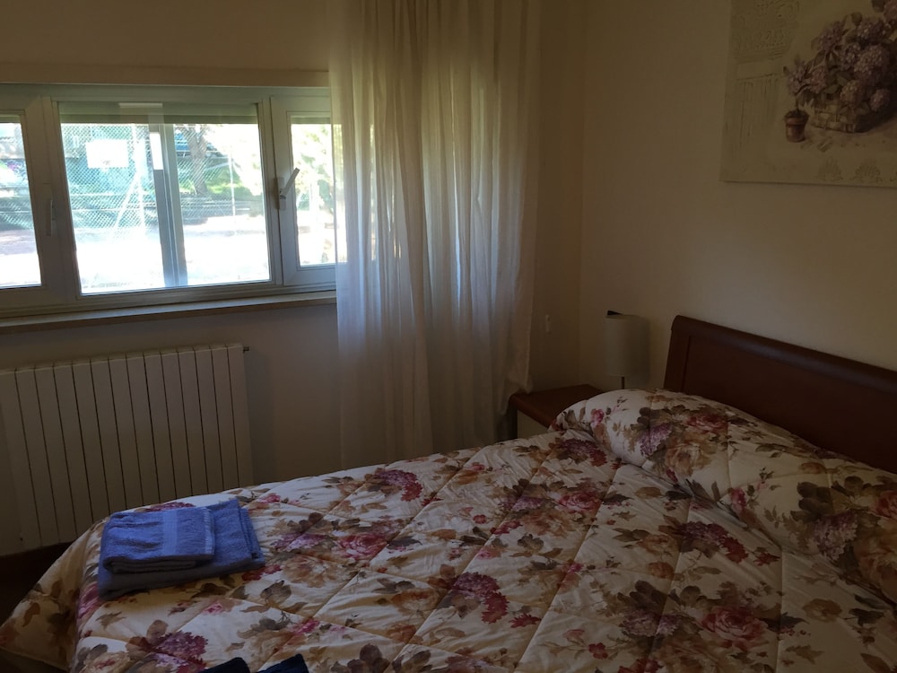 Basic Double Room, 1 Bedroom, Smoking, Hill View photo 3