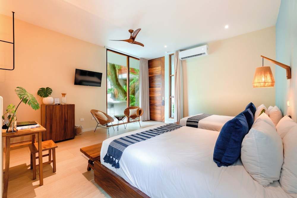 Deluxe Double Room, 2 Queen Beds, Private Bathroom