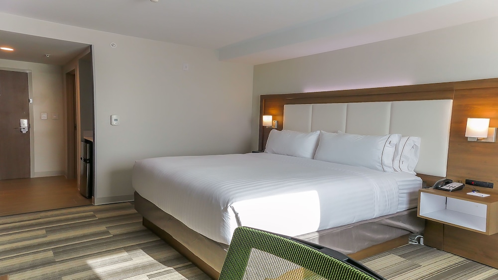 Standard Room, 1 King Bed, Accessible, Bathtub (Mobility, Airport View) photo 3