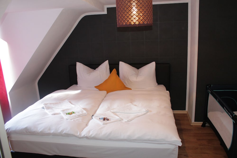 Comfort Suite, 1 Queen Bed with Sofa bed (8 Iris) photo 1