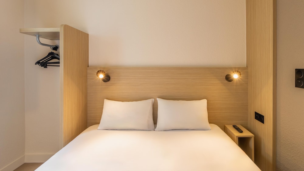 Standard Room, 1 Queen Bed - Photo 5