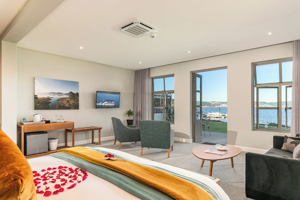 Superior Suite - Lake Facing - 7 photo 1