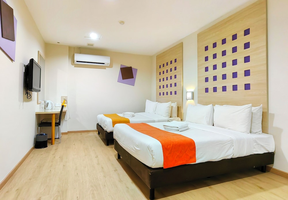 Deluxe Twin Room, 2 Queen Beds photo 2