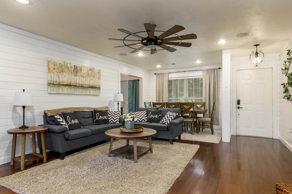 Gorgeous Alabama Home 4 Miles to Stadium Sleeps 8, Billede 6