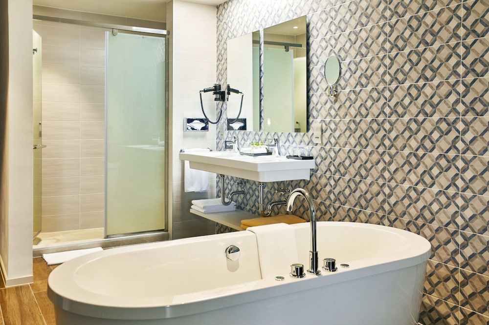 Junior Suite (Free Domestic flight, stays 1/5-31/10) photo 3