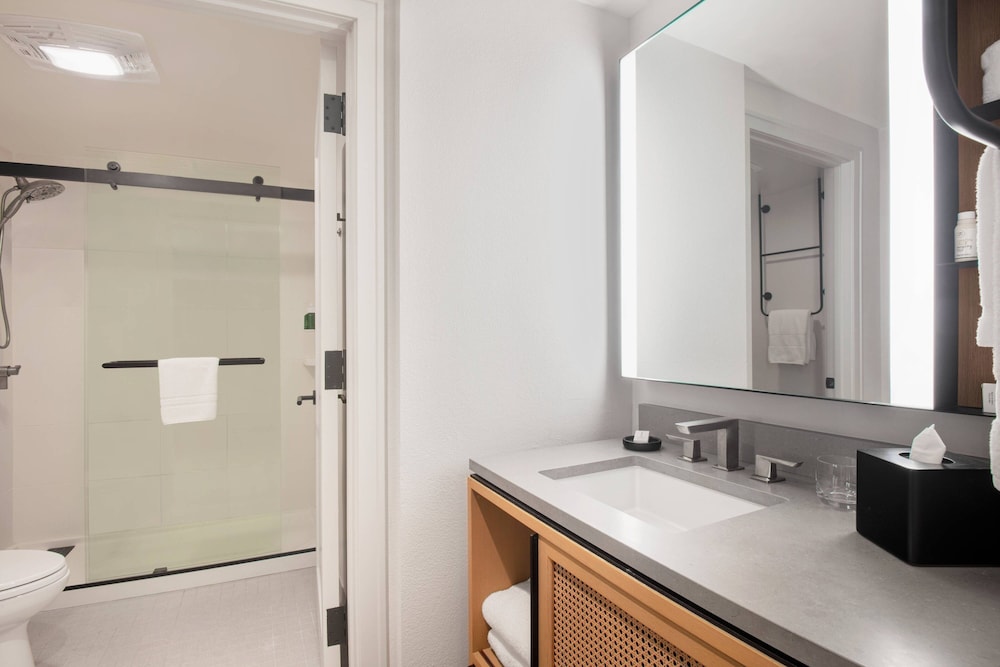Suite, 1 Bedroom - Photo 4