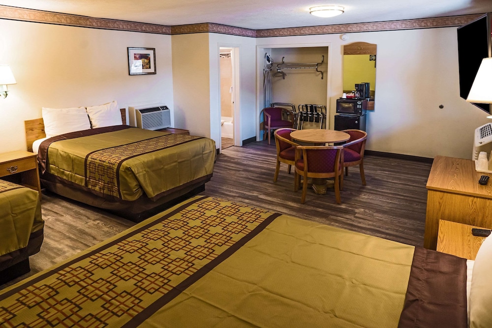 Standard Room, Multiple Beds, Non Smoking photo 2