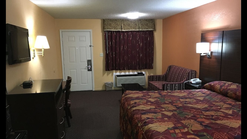 Classic Room, 1 King Bed, Smoking photo 3
