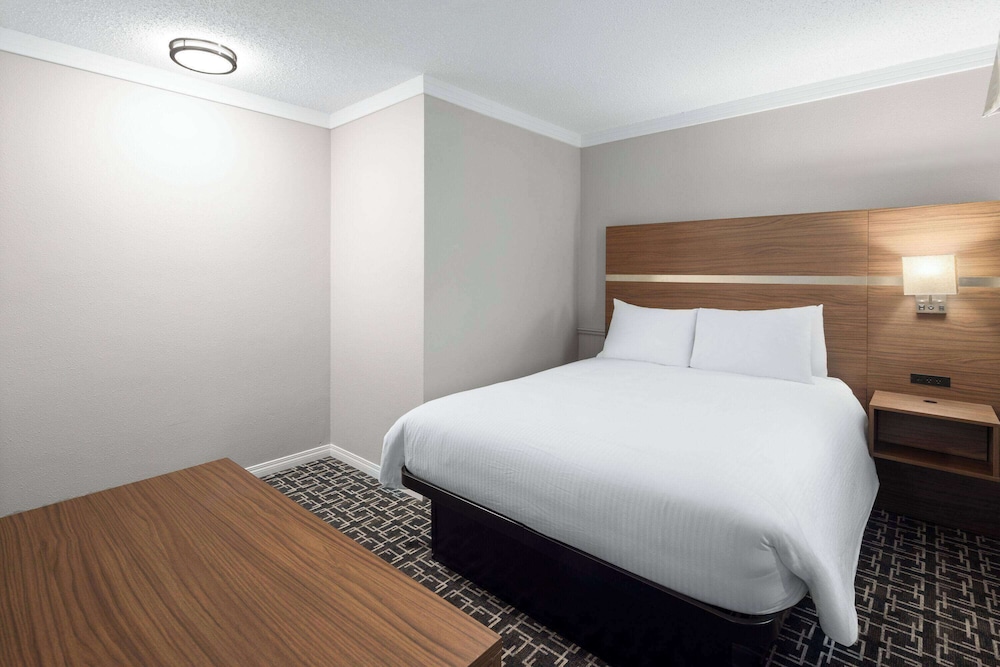 Room, Non Smoking (1 King & 1 Queen Bed) - Photo 4