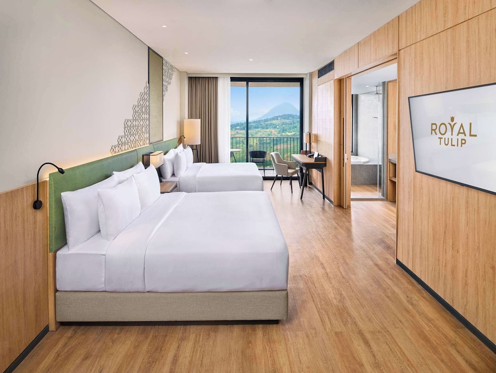 Premier Suite, 2 Queen Beds, Balcony, Garden View photo 2