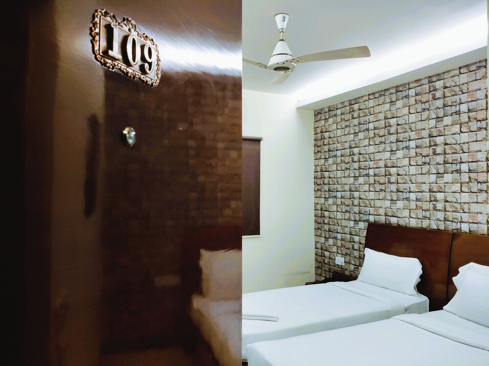 Deluxe Room - Photo 16