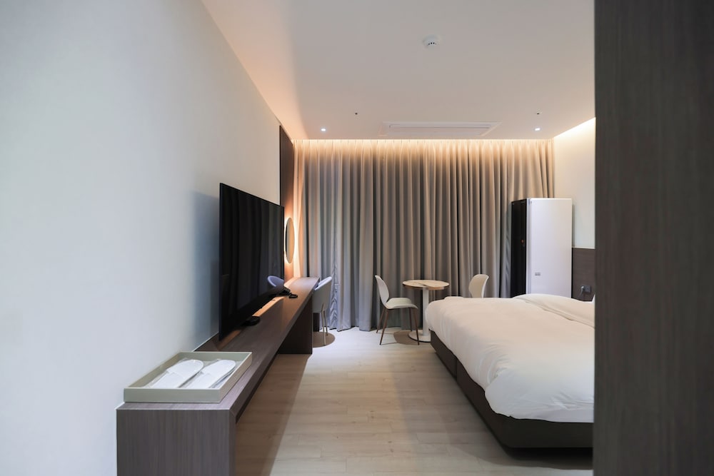 Deluxe King Half Ocean View Room - Photo 6