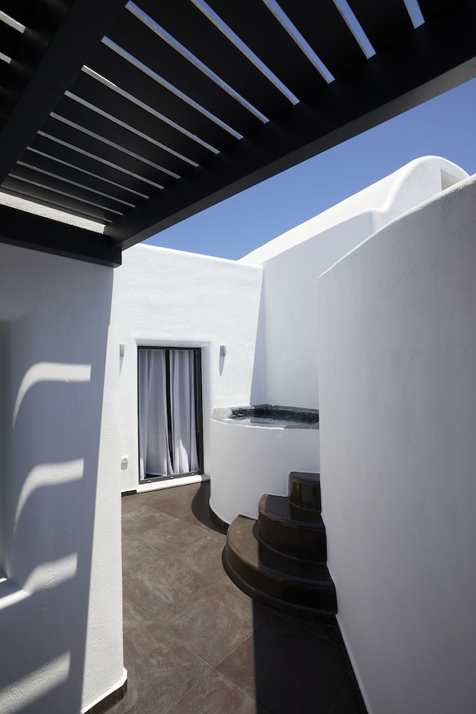 Elegant Suite with outdoor heated private Jacuzzi - Photo 28