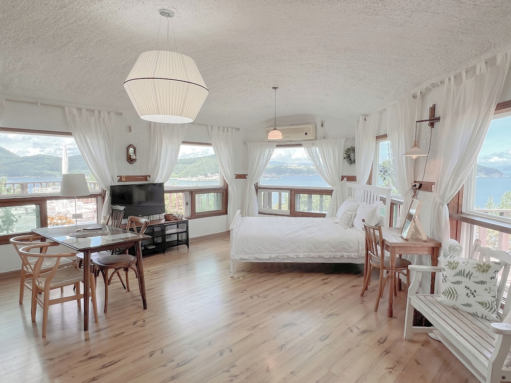 Family Room (Water Horizon) photo 1
