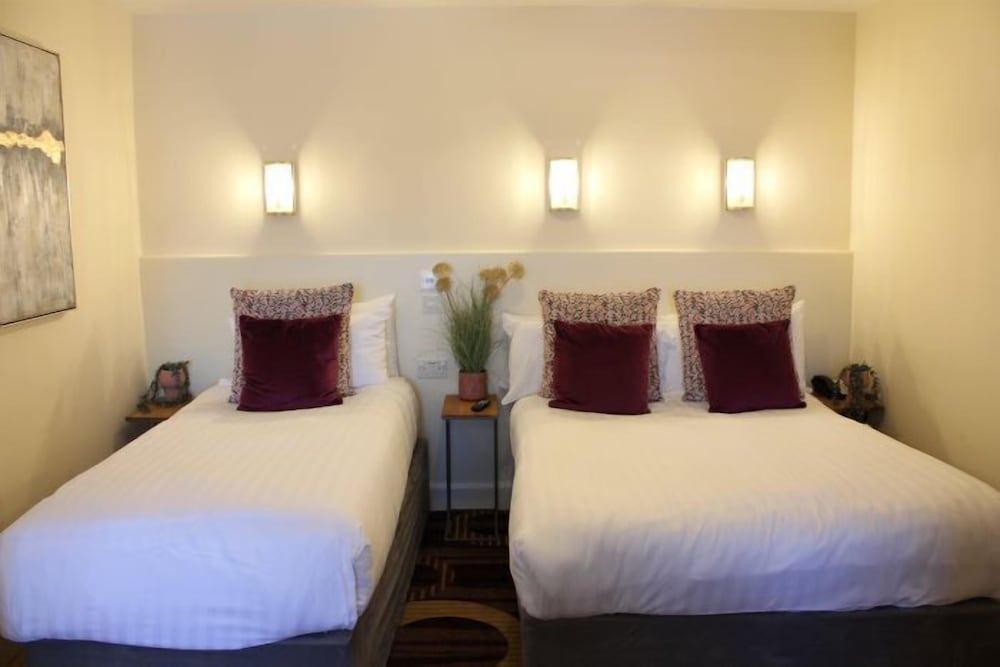 Signature Triple Room photo 2