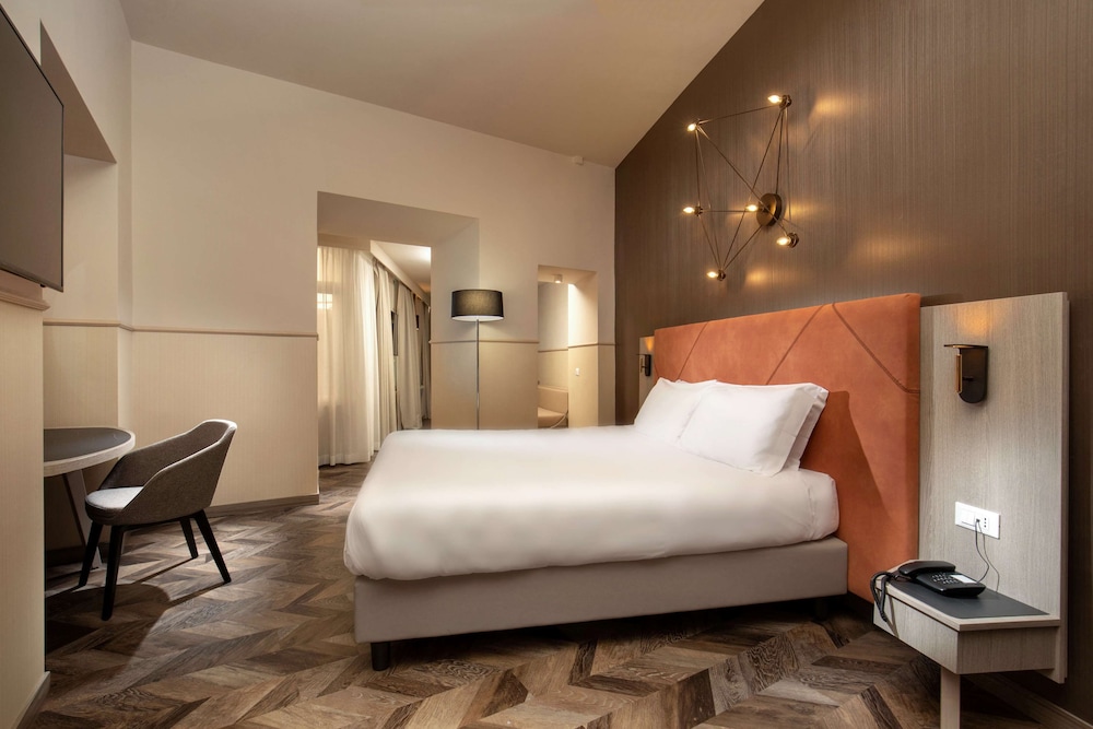 Room, 1 King Bed with Sofa bed thumbnail 5