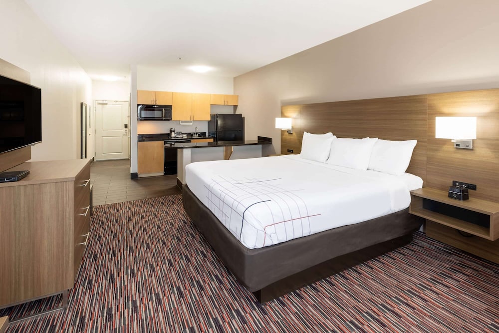 Deluxe Suite, 1 King Bed, Accessible, Non Smoking (Mobility,Tub w/Grab Bars) photo 3