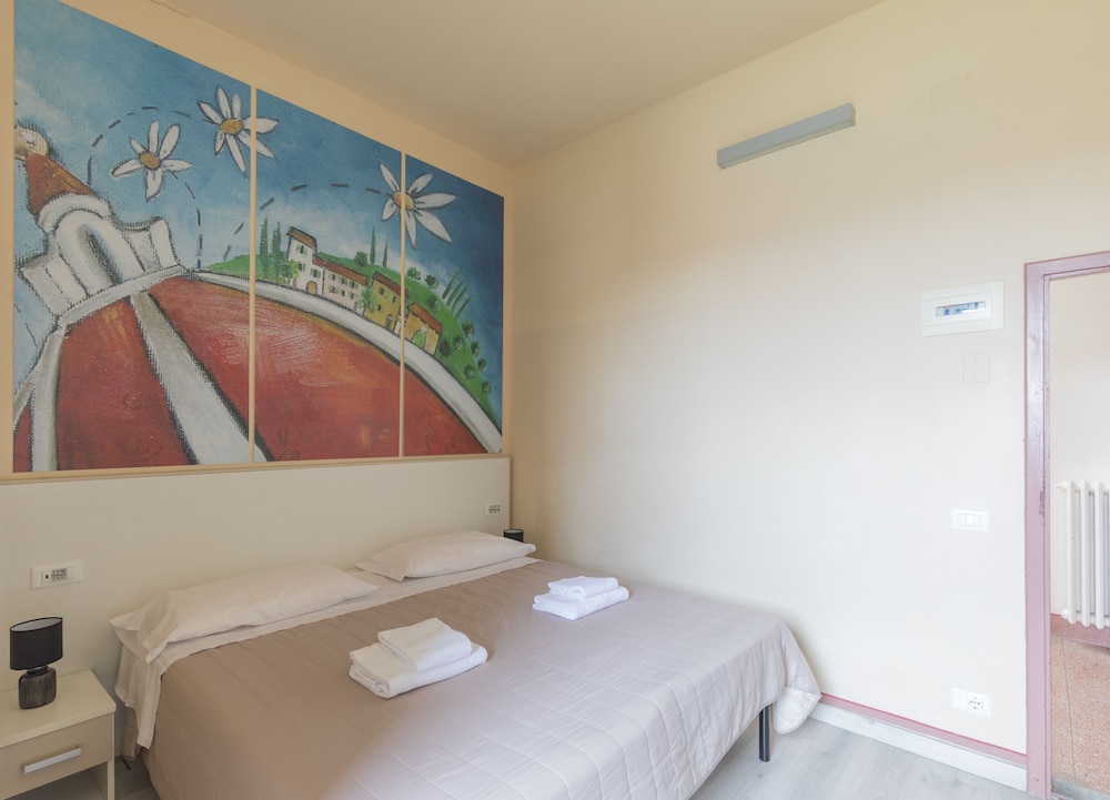 Basic Double Room, 1 Double or 2 Twin Beds, Private Bathroom - Photo 3