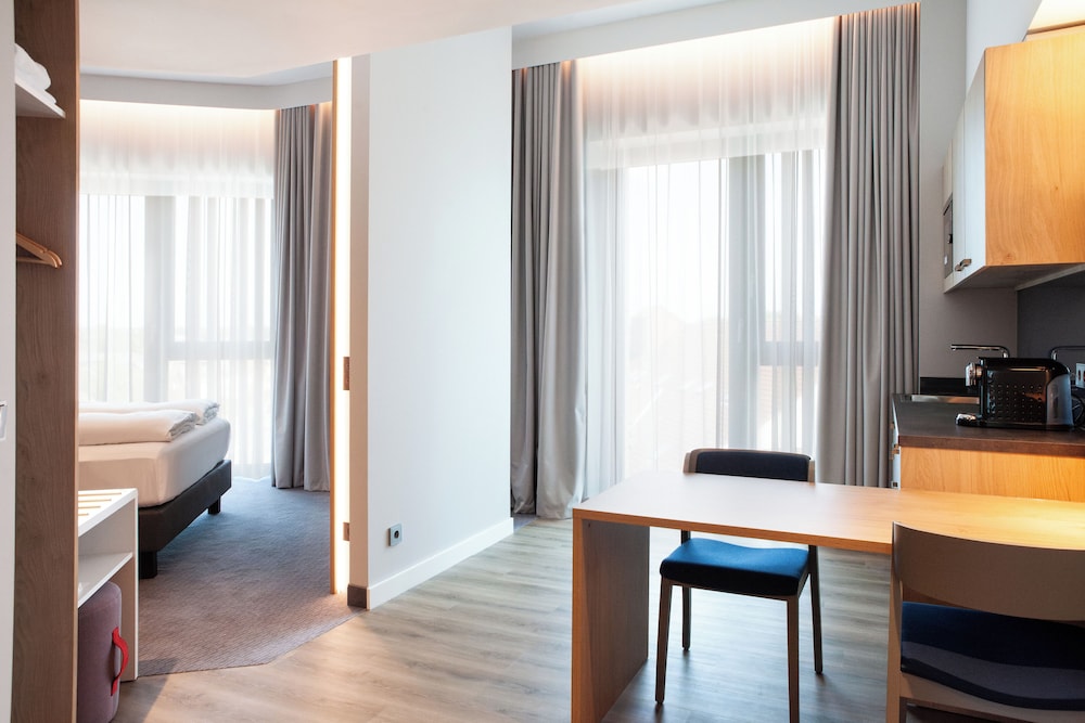 Suite, 1 Queen Bed, Kitchenette, Corner photo 3