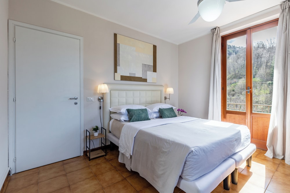 Classic Room, Partial Lake View