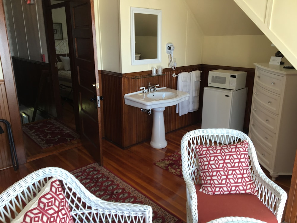 Superior Room, 1 Queen Bed, Shared Bathroom, Ocean View photo 3