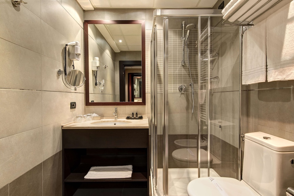 Standard Room, Multiple Beds - Photo 7