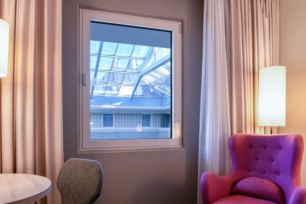 Standard Room (Atrium View) photo 2