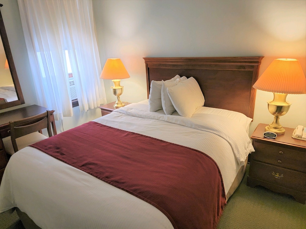 One Queen Bed and One Double Bed with Sitting Area