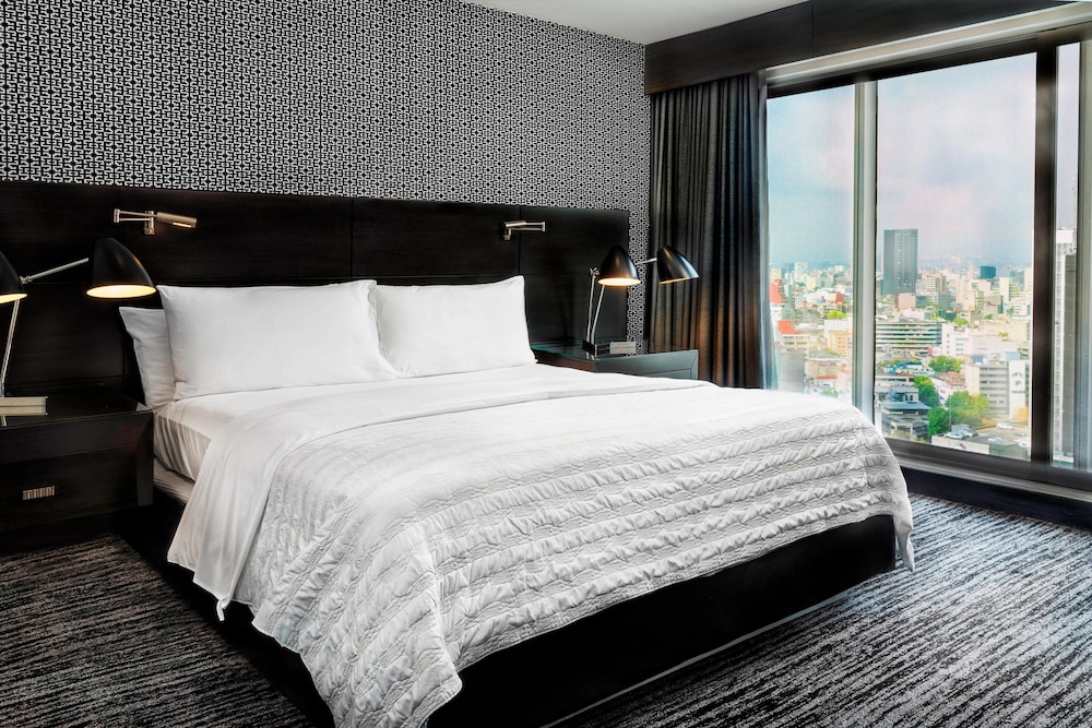 Premium Suite, 1 King Bed with Sofa bed, City View photo 3
