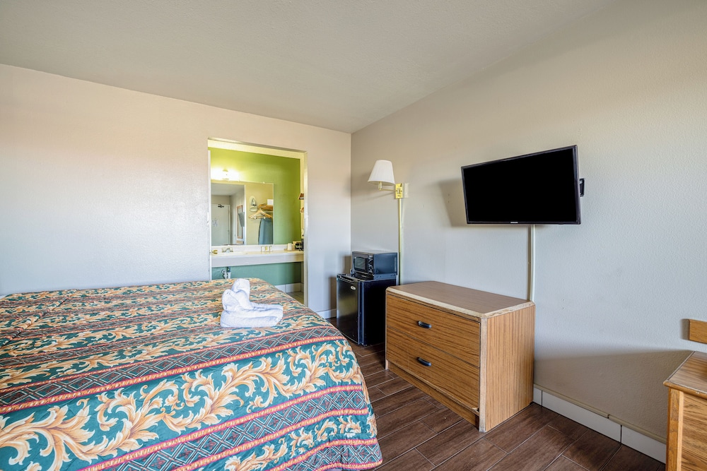 Premium Junior Room with Queen Bed, Non-Smoking - NQ2 - Photo 2