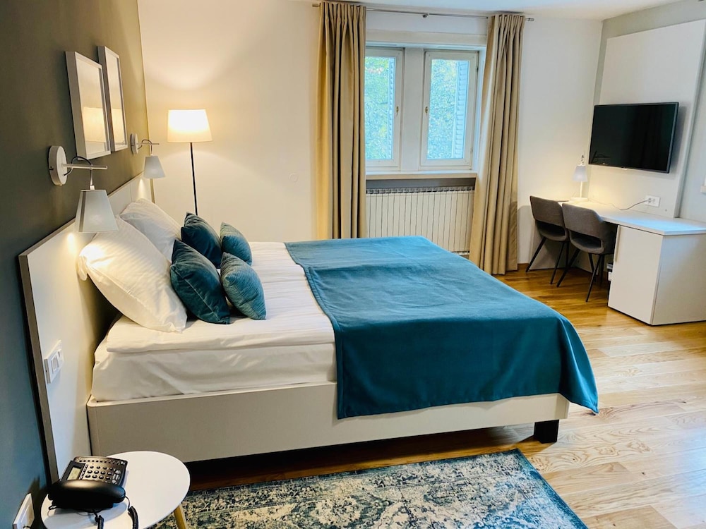 Standard Double Room, 1 Bedroom, Private Bathroom, Park View photo 3