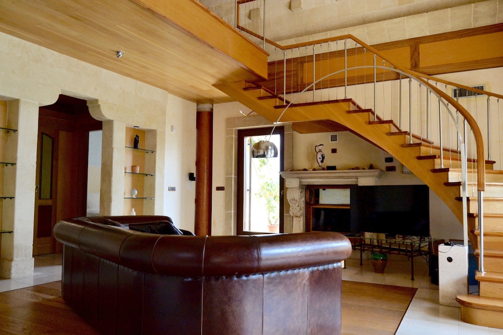 Deluxe Suite (8)