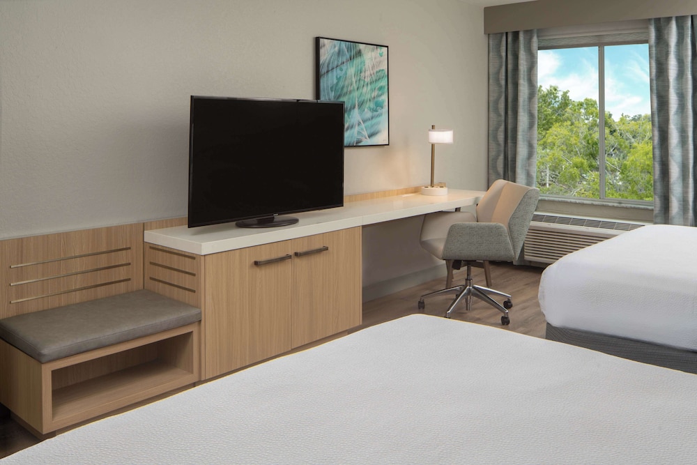 Suite, 2 Queen Beds, Accessible