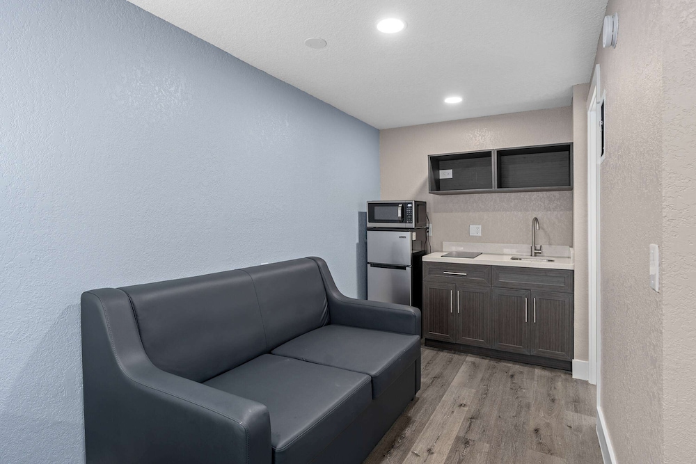 Studio Suite, 1 King Bed, Non Smoking - Photo 4