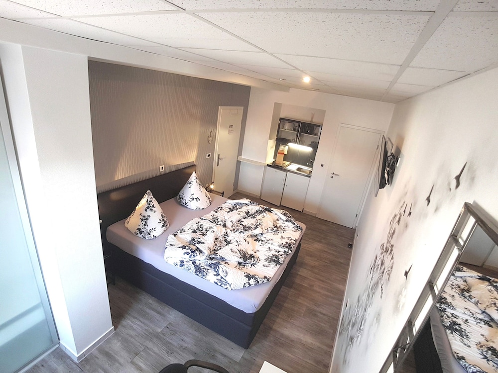 Superior Double Room, 1 Queen Bed, Non Smoking, Refrigerator & Microwave photo 2