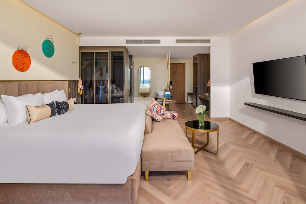 Premium Room, 1 King Bed - Photo 3