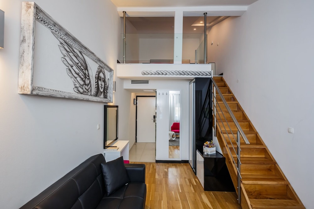 Gallery Duplex, 1 Bedroom - Photo 4
