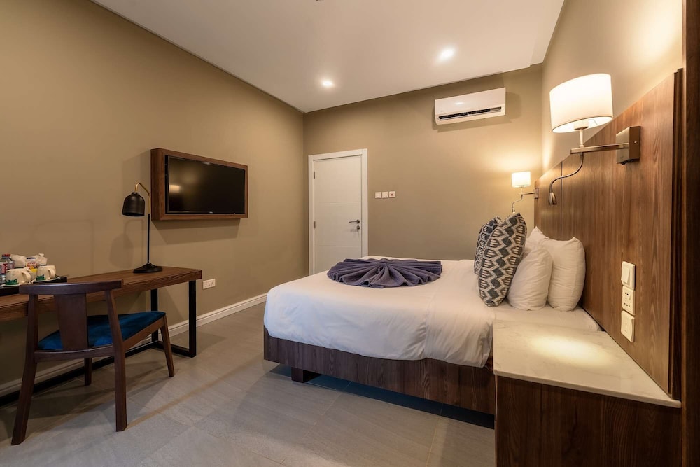 Executive Suite, 2 Queen Beds, Non Smoking photo 2