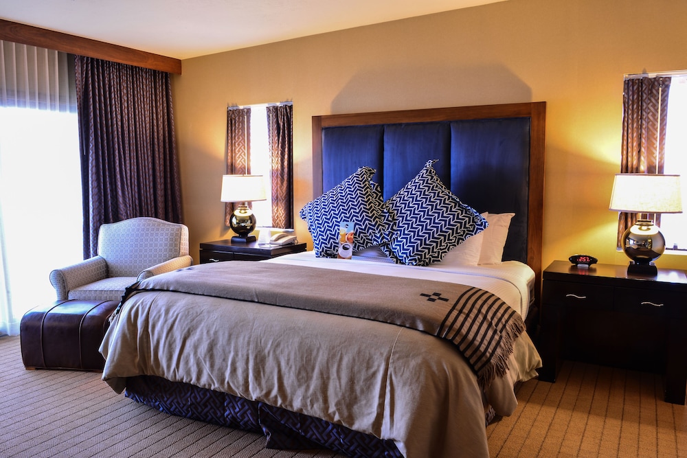 Suite, 1 King Bed - Photo 4
